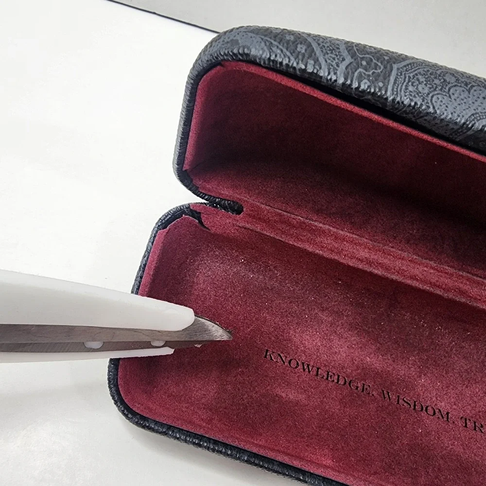 Robert Graham Hard Shell Eye Glasses Case floral Grey Pattern Red Inside W Quote